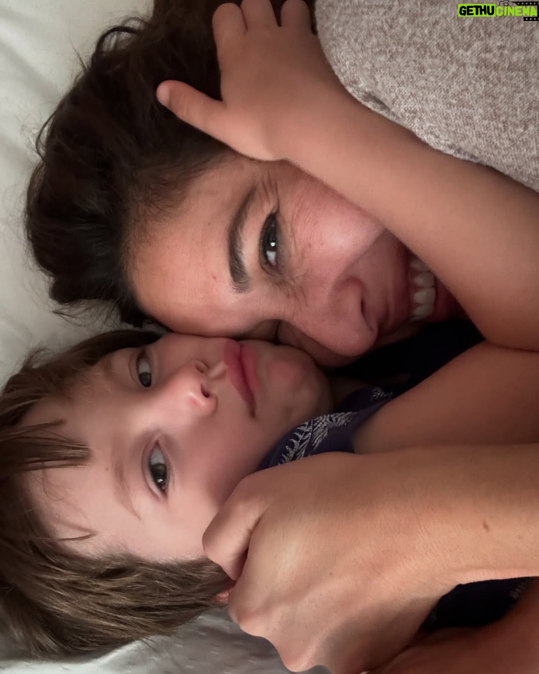Giselle Itié - 21.2K Likes - Hoje é o Dia Mundial da Amamentação.
E eu não poderia deixar de dizer o quanto esse capítulo foi sagrado na minha vida.

Amamentei meu filho por quatro anos.
Quatro anos de vínculo, entrega, conexão profunda.
Quatro anos de um amor que se construiu também pelo corpo, pelo olhar, pelo silêncio.

A amamentação me atravessou — como mãe, como mulher, como ser humano.
Não foi sempre fácil. Houve cansaço, dor, noites longas.
Mas o que ficou foi o que nutriu: não só ele, mas a mim também.

Amamentar é muito mais do que alimentar.
É presença. É escuta. É confiança.
É o tempo do colo vencendo a pressa do mundo.

Por isso, hoje, eu celebro.
Celebro a mim, celebro a todas as mães que puderam, tentaram ou desejaram amamentar.
E desejo que mais mulheres possam ter apoio para viver esse gesto — se assim quiserem — de forma plena, respeitada e acolhida.

Porque amamentar é potente.
E pode ser uma das experiências mais lindas da vida.

🤱✨
#DiaMundialDaAmamentação #SMAM2025 #AmamentarÉAmor #MaternidadeReal #QuatroAnosDeLeiteEAcolhimento