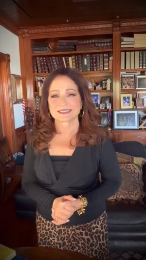 Gloria Estefan Instagram - I could not ask more from my 50th anniversary in music!! Thank you to everyone who has ever shown our music some love! 🩷🩷🩷No pudiera pedirle más a mi Aniversario Musical  #50.! Muchas gracias a todos los que les han mostrado amor a nuestra música! 🩷🩷🩷