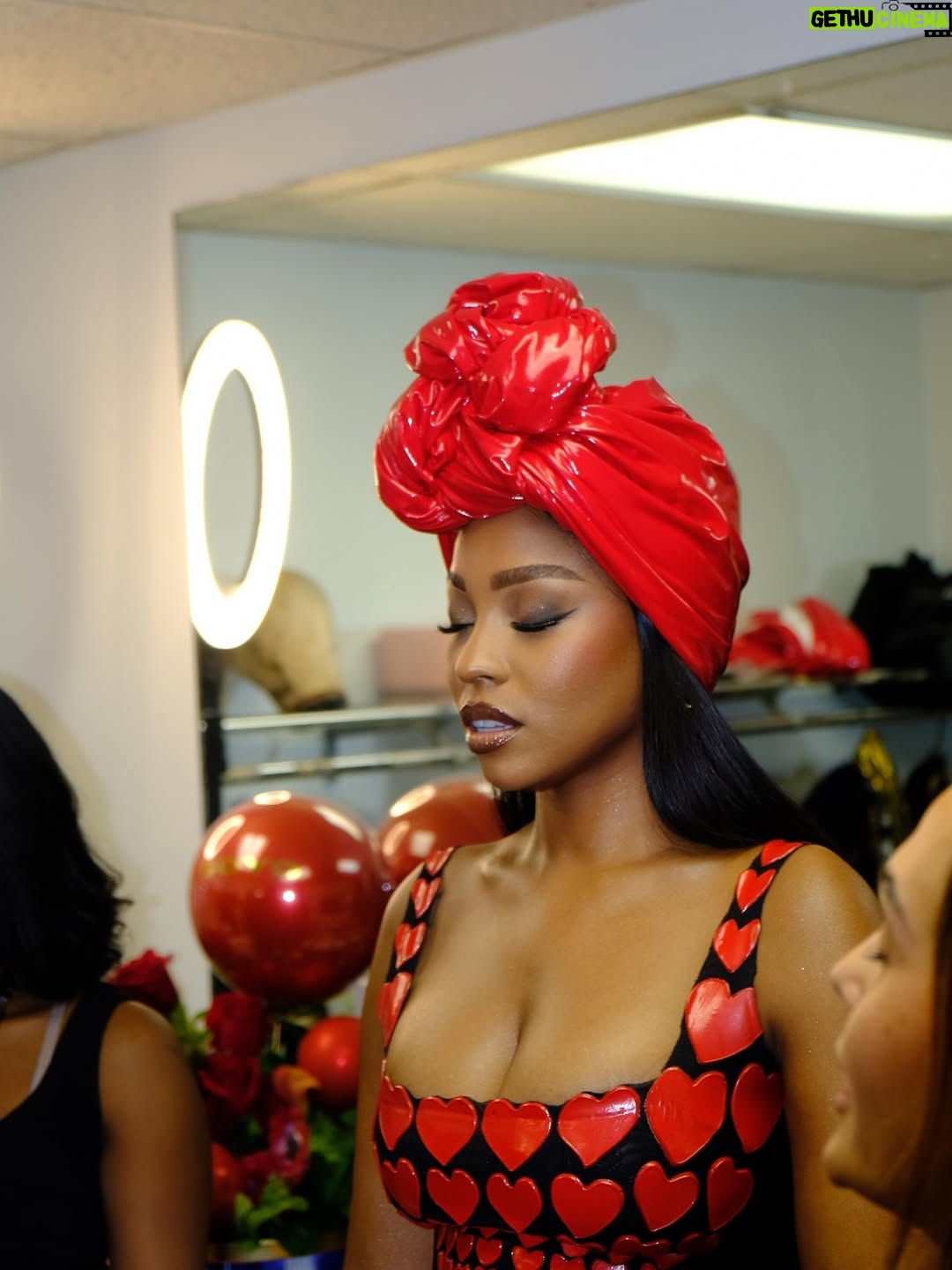 Goyo - 19.3K Likes - Desde el primer momento supe que quería disfrutarme cada detalle, y eso incluía jugar con la moda, probar, cambiar, atreverme ✨ Cada look fue una extensión de mi energía esa noche: uno para brillar, otro para fluir, otro simplemente para divertirme 🤎

El turbante es sinónimo de identidad, moda y resistencia es la conexión con mi herencia africana, es como decir vengo de allí pero estoy aquí 💪🏿

Gracias a todo el equipo que hizo parte de esta experiencia porque detrás de cada momento, hubo risas, creatividad y mucho amor 💫 @gutierrezelizabeth_ @latinbillboards @telemundo

Vestido👗: @emasavahl
Makeup💄: @jandrebeauty
Hair🪮: @gprotectedstyles