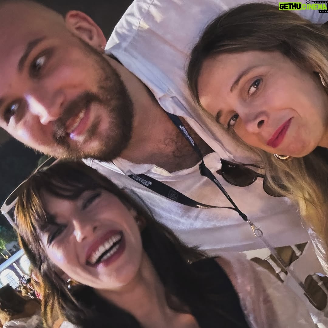 Gözde Mutluer - 3.4K Likes - Son günlerde aşşırı gezdim hiç bir şeye üşenmedim. Günler böyle geçti. eski dostlarım, yeni arkadaşlarım, öpücükler