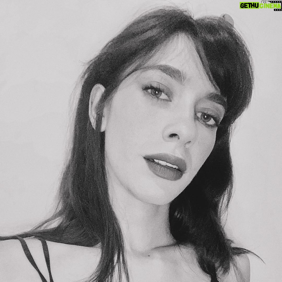 Gözde Mutluer - 3.4K Likes - Son günlerde aşşırı gezdim hiç bir şeye üşenmedim. Günler böyle geçti. eski dostlarım, yeni arkadaşlarım, öpücükler