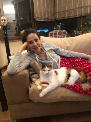 Hande Kazanova Instagram - Sen benim bi ömür gün ışığımsın!
Çok özleneceksin güzel kızım ❤️❤️❤️
#neptune #neptunthecat #loveyoutothemoonandback🌙️