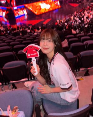 Hur Young-ji Instagram - 어제의협곡에서 못나오는중...