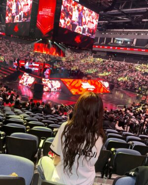 Hur Young-ji Instagram - 어제의협곡에서 못나오는중...