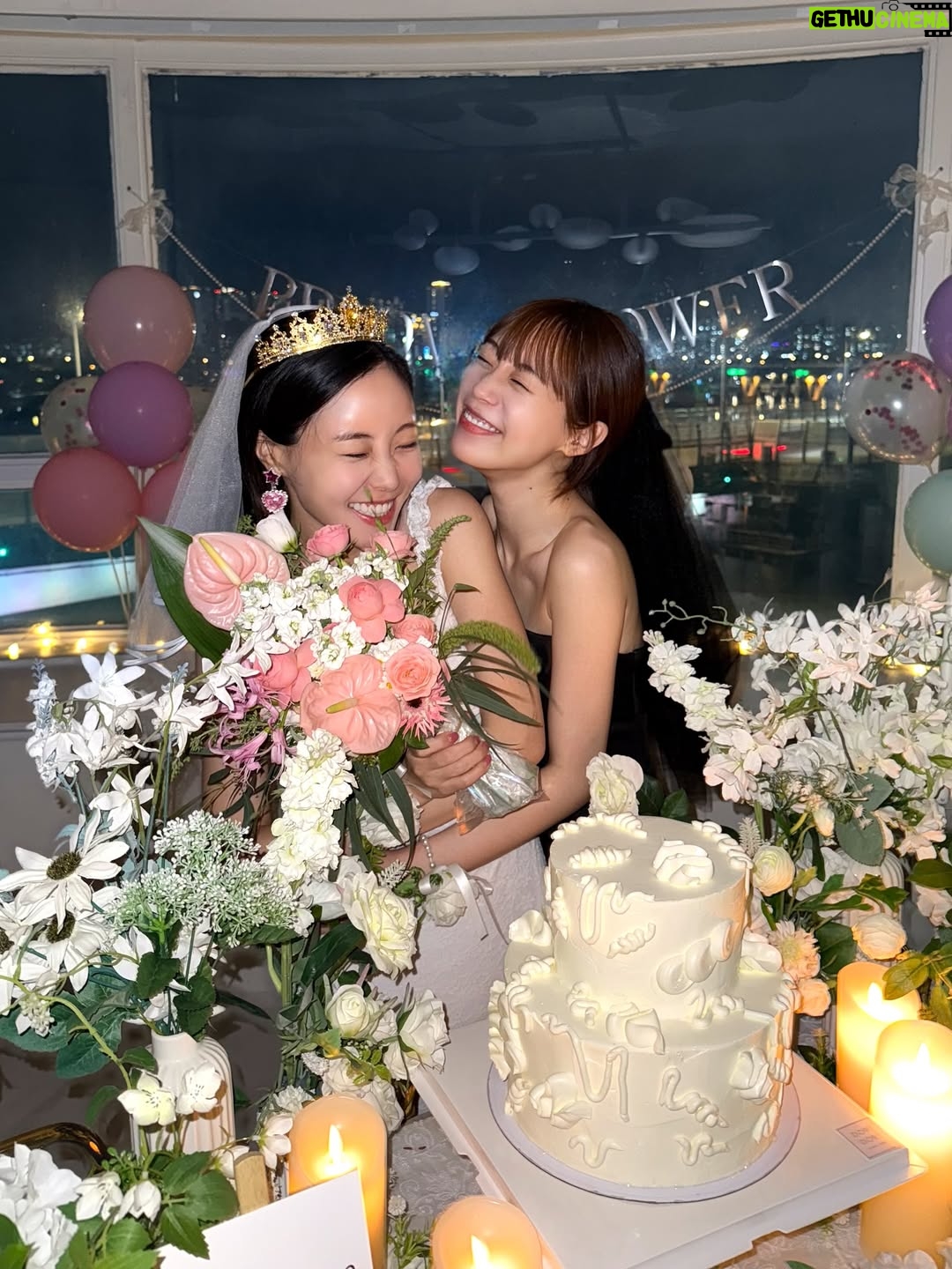 Hur Young-ji - 29.3K Likes - .
나의반쪽 사랑하는 우리언니❤️
사진보면서도 눈물 펑펑인데....그래도 쿨하게 보내줄게!
진짜 많이 사랑해 건강하고 행복하게 잘살아!