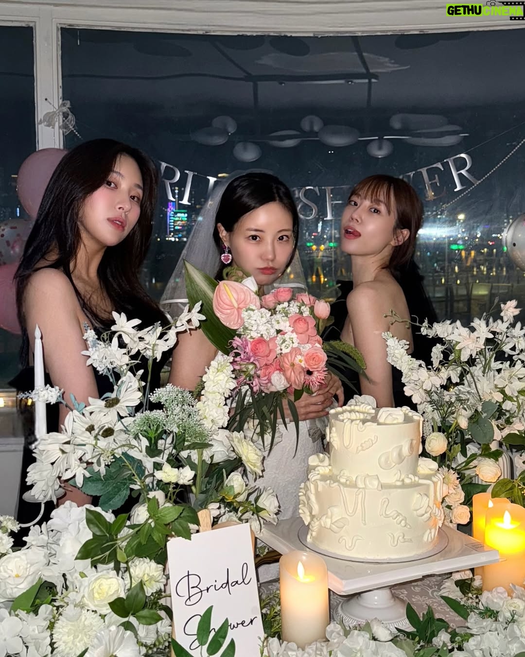 Hur Young-ji - 29.3K Likes - .
나의반쪽 사랑하는 우리언니❤️
사진보면서도 눈물 펑펑인데....그래도 쿨하게 보내줄게!
진짜 많이 사랑해 건강하고 행복하게 잘살아!