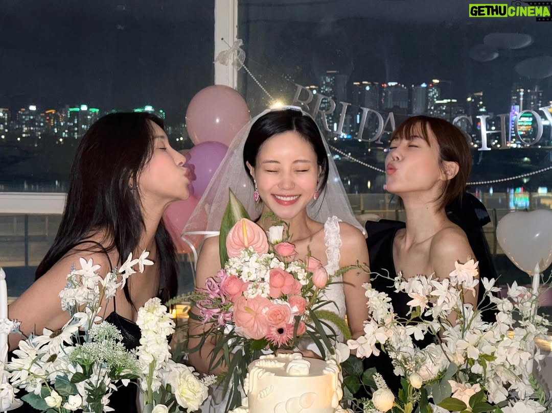 Hur Young-ji - 29.3K Likes - .
나의반쪽 사랑하는 우리언니❤️
사진보면서도 눈물 펑펑인데....그래도 쿨하게 보내줄게!
진짜 많이 사랑해 건강하고 행복하게 잘살아!
