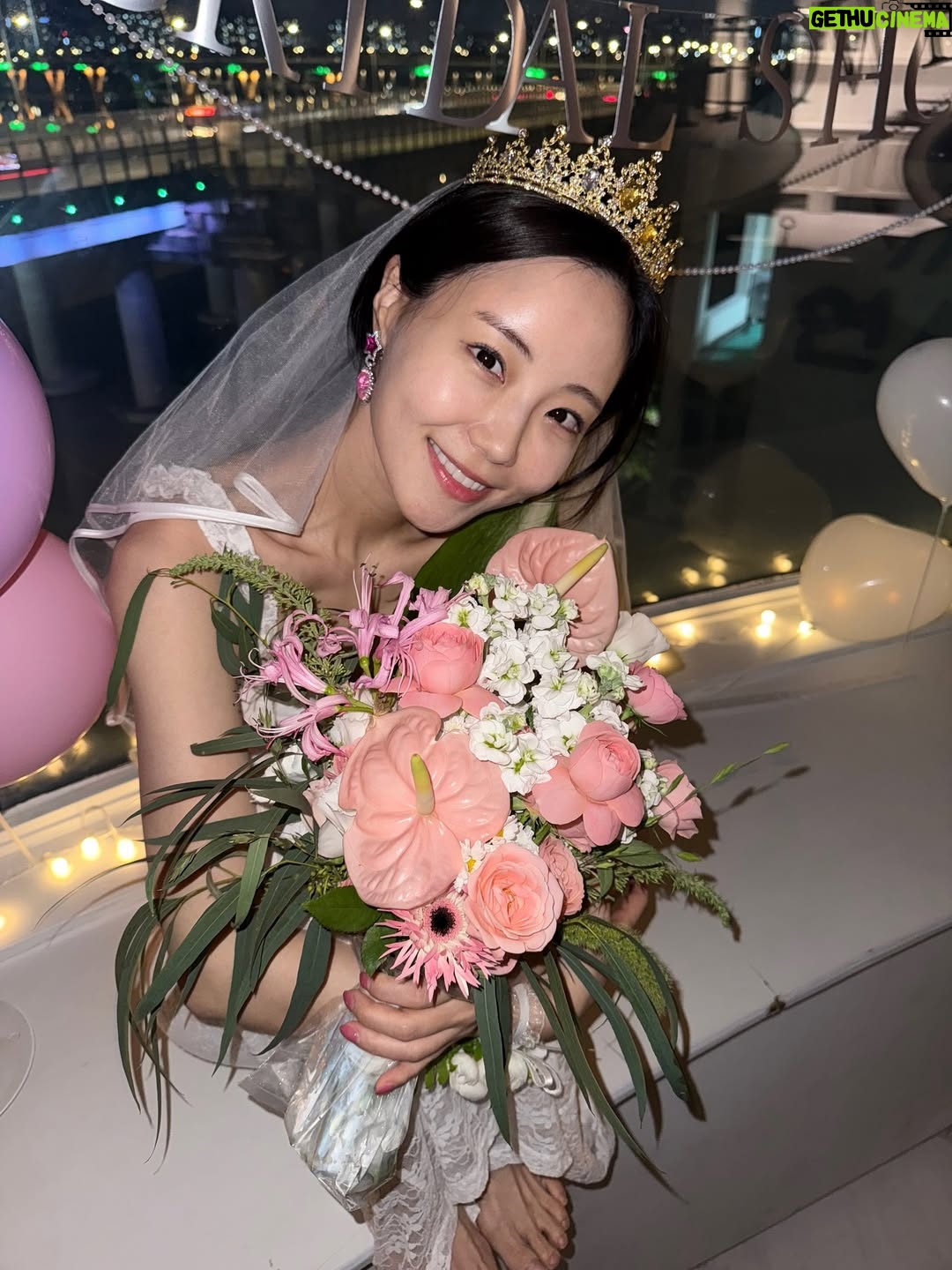 Hur Young-ji - 29.3K Likes - .
나의반쪽 사랑하는 우리언니❤️
사진보면서도 눈물 펑펑인데....그래도 쿨하게 보내줄게!
진짜 많이 사랑해 건강하고 행복하게 잘살아!