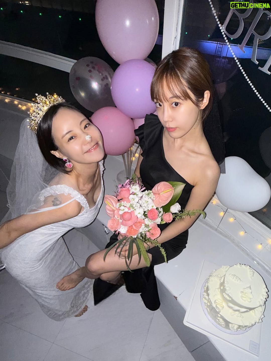Hur Young-ji - 29.3K Likes - .
나의반쪽 사랑하는 우리언니❤️
사진보면서도 눈물 펑펑인데....그래도 쿨하게 보내줄게!
진짜 많이 사랑해 건강하고 행복하게 잘살아!
