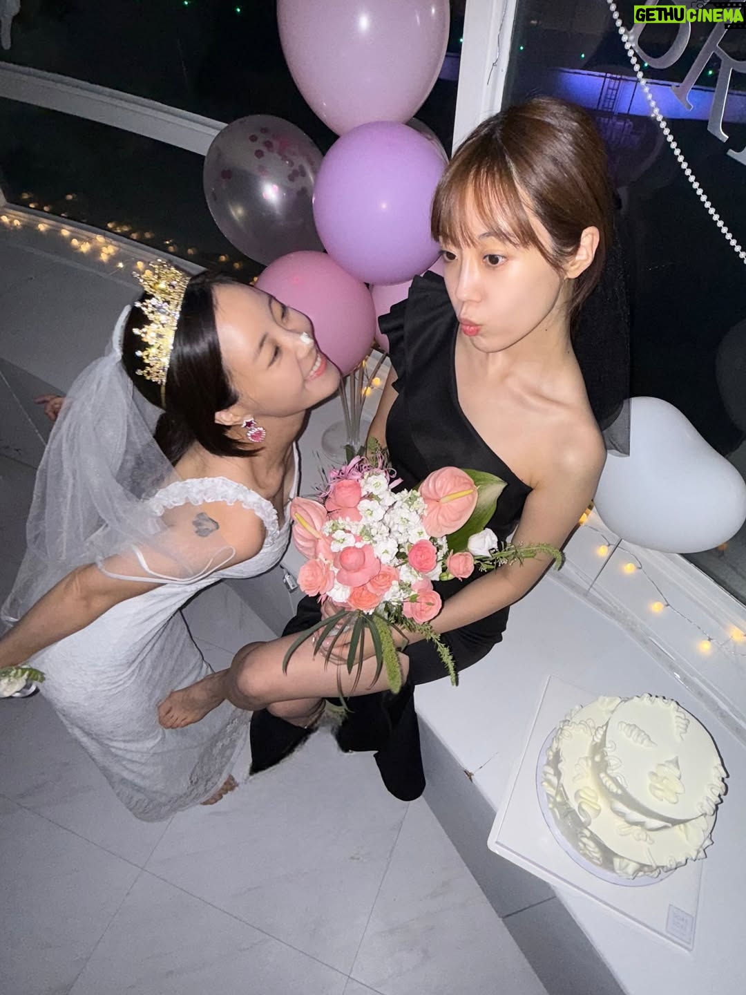 Hur Young-ji - 29.3K Likes - .
나의반쪽 사랑하는 우리언니❤️
사진보면서도 눈물 펑펑인데....그래도 쿨하게 보내줄게!
진짜 많이 사랑해 건강하고 행복하게 잘살아!
