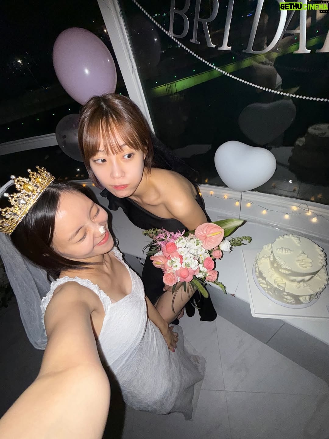 Hur Young-ji - 29.3K Likes - .
나의반쪽 사랑하는 우리언니❤️
사진보면서도 눈물 펑펑인데....그래도 쿨하게 보내줄게!
진짜 많이 사랑해 건강하고 행복하게 잘살아!