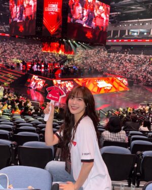 Hur Young-ji Instagram - 어제의협곡에서 못나오는중...