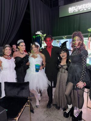 Herly RG Instagram - Ayer en el #belliween una noche ICONIC ✨💚 gracias a @belindapop y @mgmotormx por la invitación 🎃👻👹💋

Gracias a mi @luisdelaluz por la fotito 📸