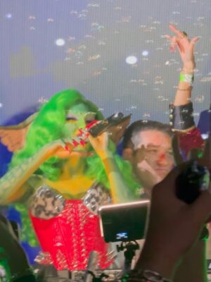 Herly RG Instagram - Ayer en el #belliween una noche ICONIC ✨💚 gracias a @belindapop y @mgmotormx por la invitación 🎃👻👹💋

Gracias a mi @luisdelaluz por la fotito 📸