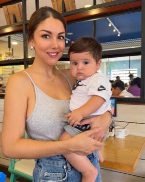 Ilean Almaguer Instagram - Un domingo más siendo la más afortunada de tenerte. 🥰💙 Domingo de #pancakes #cheatday #mom