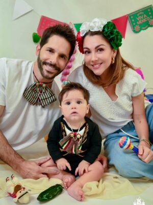 Ilean Almaguer Instagram - Gracias @erase1foto por capturar nuestro primer 15 de Septiembre juntos. 🥰 Son lo máximo! ✨💕
#fy #baby #love