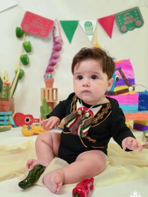 Ilean Almaguer Instagram - Gracias @erase1foto por capturar nuestro primer 15 de Septiembre juntos. 🥰 Son lo máximo! ✨💕
#fy #baby #love