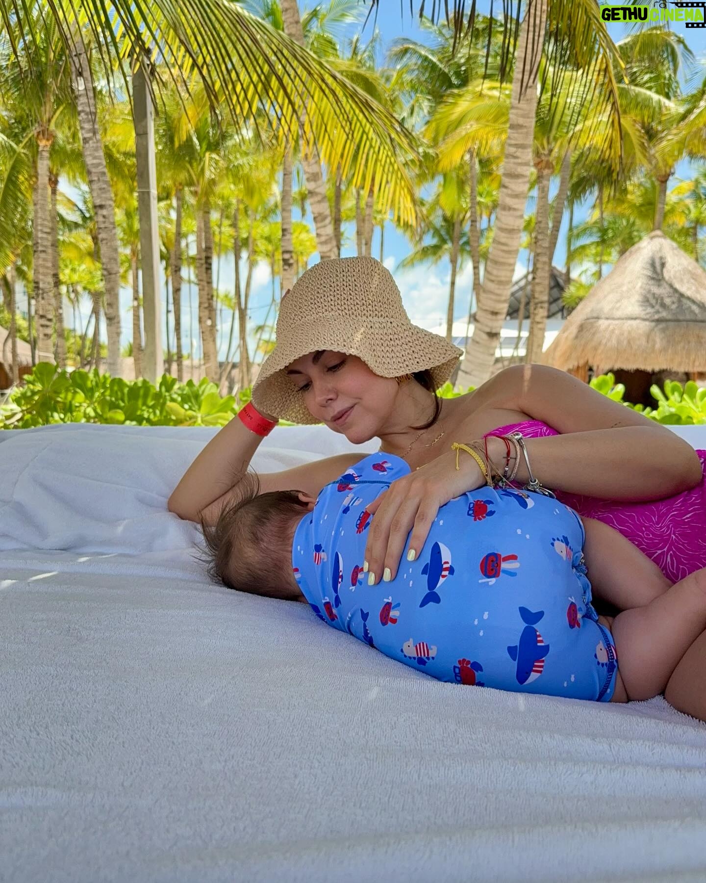 Ilean Almaguer - 31.9K Likes - Nuestra primera vez en la playa juntos y el corazón nos explota cada vez que exploras y descubres algo nuevo. 💙🥰
#family #baby #fy #love
