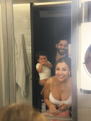 Ilean Almaguer Instagram - Entre tus risas mamá busca tiempitos para ella y Papá documenta nuestras nuevas rutinas 💙 Amor de mi vida! 
#babyboy #mom #fy #love