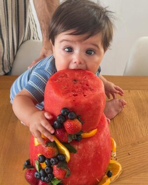 Ilean Almaguer Instagram - Amor de mis amores!!! Llegaron tus 6 meses y con ellos muchas cosas nuevas por descubrir. 💙
Así que mamá le hizo su pastel de sandía para celebrar su inicio a la alimentación complementaria 🥰🥹 era demasiada su emoción y la nuestra bueeeenoo… que les digo.

#baby #love #mom