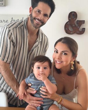 Ilean Almaguer Instagram - Amor de mis amores!!! Llegaron tus 6 meses y con ellos muchas cosas nuevas por descubrir. 💙
Así que mamá le hizo su pastel de sandía para celebrar su inicio a la alimentación complementaria 🥰🥹 era demasiada su emoción y la nuestra bueeeenoo… que les digo.

#baby #love #mom