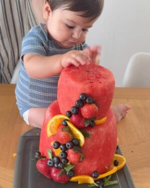 Ilean Almaguer Instagram - Amor de mis amores!!! Llegaron tus 6 meses y con ellos muchas cosas nuevas por descubrir. 💙
Así que mamá le hizo su pastel de sandía para celebrar su inicio a la alimentación complementaria 🥰🥹 era demasiada su emoción y la nuestra bueeeenoo… que les digo.
#baby #love #mom