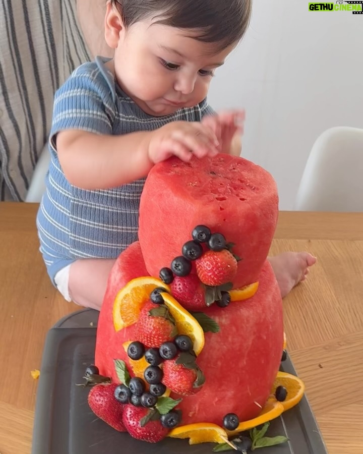 Ilean Almaguer - 37.6K Likes - Amor de mis amores!!! Llegaron tus 6 meses y con ellos muchas cosas nuevas por descubrir. 💙
Así que mamá le hizo su pastel de sandía para celebrar su inicio a la alimentación complementaria 🥰🥹 era demasiada su emoción y la nuestra bueeeenoo… que les digo.

#baby #love #mom