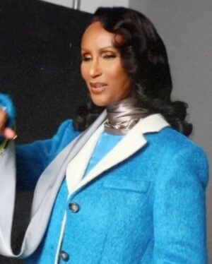 Iman Instagram - Gracias por incluirme en su número del 80 aniversario.@elle_spain

Iman (Somalia, 1955) es valiente, fuerte e imponente, y su sola presencia da fe de ello. Sabe lo que quiere en cada momento y defiende firmemente sus ideas, ya sea luchando en una de las organizaciones benéficas con las que colabora o eligiendo la forma en la que llevar un look en una sesión de fotos.

Ella es única (y tenemos que confesar que en su poderoso carácter asoma siempre una mujer con un sentido del humor fascinante) en el amplio sentido de la palabra, por ello en nuestros últimos ELLE Style Awards recogió el premio Icon.

Lee la entrevista completa en el link de la bio ✨ 

Por @laura_somoza
Fotos @desiree_mattsson
Realización @barbaragarralda
Vídeo @diegusab.mp4
Maquillaje @kilprity @theonly.agency
Manicura @lucerohurtadonails
Peluquería @ewilliams_hair para @kerastase_official

Link in bio for the full story!

#ELLE80 #ELLE80aniversario
