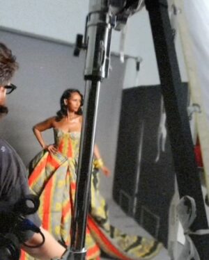 Iman Instagram - Gracias por incluirme en su número del 80 aniversario.@elle_spain

Iman (Somalia, 1955) es valiente, fuerte e imponente, y su sola presencia da fe de ello. Sabe lo que quiere en cada momento y defiende firmemente sus ideas, ya sea luchando en una de las organizaciones benéficas con las que colabora o eligiendo la forma en la que llevar un look en una sesión de fotos.

Ella es única (y tenemos que confesar que en su poderoso carácter asoma siempre una mujer con un sentido del humor fascinante) en el amplio sentido de la palabra, por ello en nuestros últimos ELLE Style Awards recogió el premio Icon.

Lee la entrevista completa en el link de la bio ✨ 

Por @laura_somoza
Fotos @desiree_mattsson
Realización @barbaragarralda
Vídeo @diegusab.mp4
Maquillaje @kilprity @theonly.agency
Manicura @lucerohurtadonails
Peluquería @ewilliams_hair para @kerastase_official

Link in bio for the full story!

#ELLE80 #ELLE80aniversario
