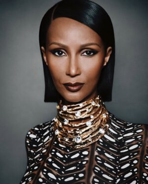Iman Instagram - Gracias por incluirme en su número del 80 aniversario.@elle_spain

Iman (Somalia, 1955) es valiente, fuerte e imponente, y su sola presencia da fe de ello. Sabe lo que quiere en cada momento y defiende firmemente sus ideas, ya sea luchando en una de las organizaciones benéficas con las que colabora o eligiendo la forma en la que llevar un look en una sesión de fotos.

Ella es única (y tenemos que confesar que en su poderoso carácter asoma siempre una mujer con un sentido del humor fascinante) en el amplio sentido de la palabra, por ello en nuestros últimos ELLE Style Awards recogió el premio Icon.

Lee la entrevista completa en el link de la bio ✨ 

Por @laura_somoza
Fotos @desiree_mattsson
Realización @barbaragarralda
Vídeo @diegusab.mp4
Maquillaje @kilprity @theonly.agency
Manicura @lucerohurtadonails
Peluquería @ewilliams_hair para @kerastase_official

Link in bio for the full story!

#ELLE80 #ELLE80aniversario