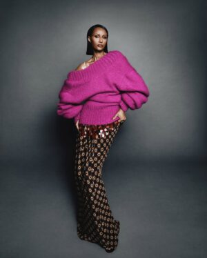 Iman Instagram - Gracias por incluirme en su número del 80 aniversario.@elle_spain

Iman (Somalia, 1955) es valiente, fuerte e imponente, y su sola presencia da fe de ello. Sabe lo que quiere en cada momento y defiende firmemente sus ideas, ya sea luchando en una de las organizaciones benéficas con las que colabora o eligiendo la forma en la que llevar un look en una sesión de fotos.

Ella es única (y tenemos que confesar que en su poderoso carácter asoma siempre una mujer con un sentido del humor fascinante) en el amplio sentido de la palabra, por ello en nuestros últimos ELLE Style Awards recogió el premio Icon.

Lee la entrevista completa en el link de la bio ✨ 

Por @laura_somoza
Fotos @desiree_mattsson
Realización @barbaragarralda
Vídeo @diegusab.mp4
Maquillaje @kilprity @theonly.agency
Manicura @lucerohurtadonails
Peluquería @ewilliams_hair para @kerastase_official

Link in bio for the full story!

#ELLE80 #ELLE80aniversario