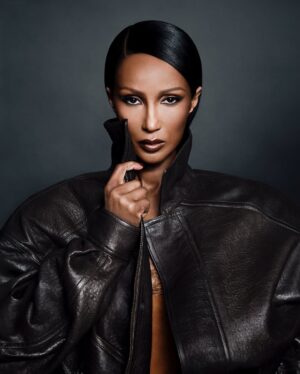 Iman Instagram - Gracias por incluirme en su número del 80 aniversario.@elle_spain

Iman (Somalia, 1955) es valiente, fuerte e imponente, y su sola presencia da fe de ello. Sabe lo que quiere en cada momento y defiende firmemente sus ideas, ya sea luchando en una de las organizaciones benéficas con las que colabora o eligiendo la forma en la que llevar un look en una sesión de fotos.

Ella es única (y tenemos que confesar que en su poderoso carácter asoma siempre una mujer con un sentido del humor fascinante) en el amplio sentido de la palabra, por ello en nuestros últimos ELLE Style Awards recogió el premio Icon.

Lee la entrevista completa en el link de la bio ✨ 

Por @laura_somoza
Fotos @desiree_mattsson
Realización @barbaragarralda
Vídeo @diegusab.mp4
Maquillaje @kilprity @theonly.agency
Manicura @lucerohurtadonails
Peluquería @ewilliams_hair para @kerastase_official

Link in bio for the full story!

#ELLE80 #ELLE80aniversario