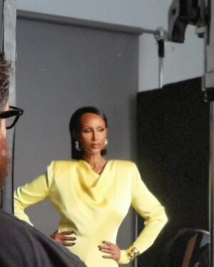 Iman Instagram - Gracias por incluirme en su número del 80 aniversario.@elle_spain

Iman (Somalia, 1955) es valiente, fuerte e imponente, y su sola presencia da fe de ello. Sabe lo que quiere en cada momento y defiende firmemente sus ideas, ya sea luchando en una de las organizaciones benéficas con las que colabora o eligiendo la forma en la que llevar un look en una sesión de fotos.

Ella es única (y tenemos que confesar que en su poderoso carácter asoma siempre una mujer con un sentido del humor fascinante) en el amplio sentido de la palabra, por ello en nuestros últimos ELLE Style Awards recogió el premio Icon.

Lee la entrevista completa en el link de la bio ✨ 

Por @laura_somoza
Fotos @desiree_mattsson
Realización @barbaragarralda
Vídeo @diegusab.mp4
Maquillaje @kilprity @theonly.agency
Manicura @lucerohurtadonails
Peluquería @ewilliams_hair para @kerastase_official

Link in bio for the full story!

#ELLE80 #ELLE80aniversario