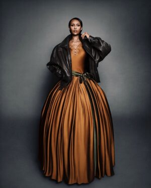 Iman Instagram - Gracias por incluirme en su número del 80 aniversario.@elle_spain

Iman (Somalia, 1955) es valiente, fuerte e imponente, y su sola presencia da fe de ello. Sabe lo que quiere en cada momento y defiende firmemente sus ideas, ya sea luchando en una de las organizaciones benéficas con las que colabora o eligiendo la forma en la que llevar un look en una sesión de fotos.

Ella es única (y tenemos que confesar que en su poderoso carácter asoma siempre una mujer con un sentido del humor fascinante) en el amplio sentido de la palabra, por ello en nuestros últimos ELLE Style Awards recogió el premio Icon.

Lee la entrevista completa en el link de la bio ✨ 

Por @laura_somoza
Fotos @desiree_mattsson
Realización @barbaragarralda
Vídeo @diegusab.mp4
Maquillaje @kilprity @theonly.agency
Manicura @lucerohurtadonails
Peluquería @ewilliams_hair para @kerastase_official

Link in bio for the full story!

#ELLE80 #ELLE80aniversario