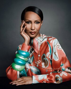 Iman Instagram - Gracias por incluirme en su número del 80 aniversario.@elle_spain

Iman (Somalia, 1955) es valiente, fuerte e imponente, y su sola presencia da fe de ello. Sabe lo que quiere en cada momento y defiende firmemente sus ideas, ya sea luchando en una de las organizaciones benéficas con las que colabora o eligiendo la forma en la que llevar un look en una sesión de fotos.

Ella es única (y tenemos que confesar que en su poderoso carácter asoma siempre una mujer con un sentido del humor fascinante) en el amplio sentido de la palabra, por ello en nuestros últimos ELLE Style Awards recogió el premio Icon.

Lee la entrevista completa en el link de la bio ✨ 

Por @laura_somoza
Fotos @desiree_mattsson
Realización @barbaragarralda
Vídeo @diegusab.mp4
Maquillaje @kilprity @theonly.agency
Manicura @lucerohurtadonails
Peluquería @ewilliams_hair para @kerastase_official

Link in bio for the full story!

#ELLE80 #ELLE80aniversario
