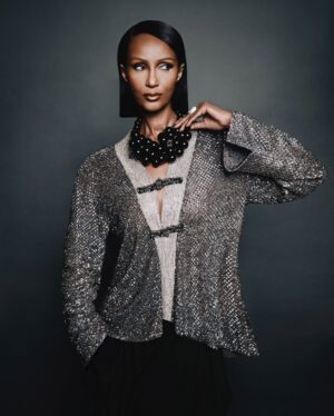 Iman Instagram - Gracias por incluirme en su número del 80 aniversario.@elle_spain

Iman (Somalia, 1955) es valiente, fuerte e imponente, y su sola presencia da fe de ello. Sabe lo que quiere en cada momento y defiende firmemente sus ideas, ya sea luchando en una de las organizaciones benéficas con las que colabora o eligiendo la forma en la que llevar un look en una sesión de fotos.

Ella es única (y tenemos que confesar que en su poderoso carácter asoma siempre una mujer con un sentido del humor fascinante) en el amplio sentido de la palabra, por ello en nuestros últimos ELLE Style Awards recogió el premio Icon.

Lee la entrevista completa en el link de la bio ✨ 

Por @laura_somoza
Fotos @desiree_mattsson
Realización @barbaragarralda
Vídeo @diegusab.mp4
Maquillaje @kilprity @theonly.agency
Manicura @lucerohurtadonails
Peluquería @ewilliams_hair para @kerastase_official

Link in bio for the full story!

#ELLE80 #ELLE80aniversario