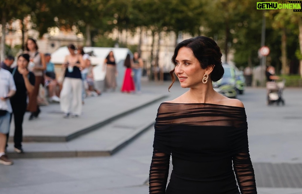 Isabel Díaz Ayuso - 50.8K Likes - Gracias, #Sevilla. Ha sido un honor este reconocimiento de los Premios Escaparate. 

Sevilla es la ciudad de la generosidad, el estilo, el buen gusto y el saber que la vida está hecha de alegría, esfuerzo, inteligencia.

Por todo lo bueno que hemos heredado los españoles.

Enhorabuena @niebladeltoro por esta magnífica celebración, cita imprescindible en la ciudad.

@patriciabaronbarbadillo