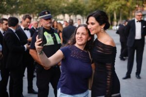 Isabel Díaz Ayuso Instagram - Gracias, #Sevilla. Ha sido un honor este reconocimiento de los Premios Escaparate.
Sevilla es la ciudad de la generosidad, el estilo, el buen gusto y el saber que la vida está hecha de alegría, esfuerzo, inteligencia.
Por todo lo bueno que hemos heredado los españoles.
Enhorabuena @niebladeltoro por esta magnífica celebración, cita imprescindible en la ciudad.
@patriciabaronbarbadillo