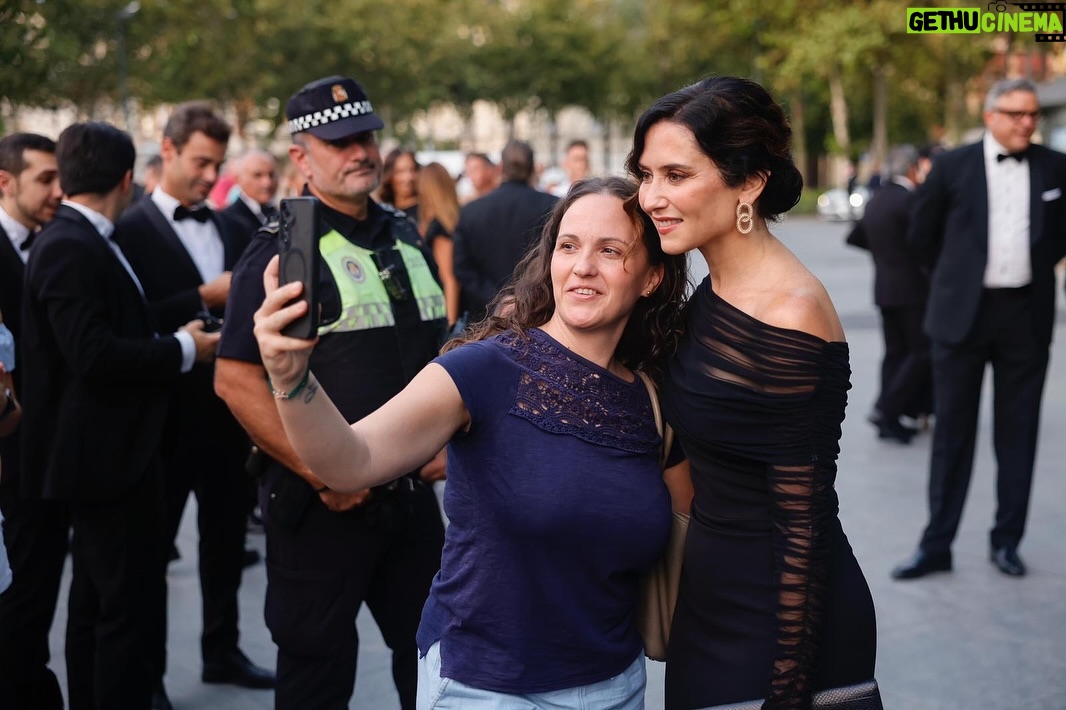 Isabel Díaz Ayuso - 50.8K Likes - Gracias, #Sevilla. Ha sido un honor este reconocimiento de los Premios Escaparate. 

Sevilla es la ciudad de la generosidad, el estilo, el buen gusto y el saber que la vida está hecha de alegría, esfuerzo, inteligencia.

Por todo lo bueno que hemos heredado los españoles.

Enhorabuena @niebladeltoro por esta magnífica celebración, cita imprescindible en la ciudad.

@patriciabaronbarbadillo