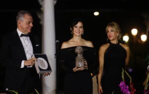 Isabel Díaz Ayuso Instagram - Gracias, #Sevilla. Ha sido un honor este reconocimiento de los Premios Escaparate.
Sevilla es la ciudad de la generosidad, el estilo, el buen gusto y el saber que la vida está hecha de alegría, esfuerzo, inteligencia.
Por todo lo bueno que hemos heredado los españoles.
Enhorabuena @niebladeltoro por esta magnífica celebración, cita imprescindible en la ciudad.
@patriciabaronbarbadillo