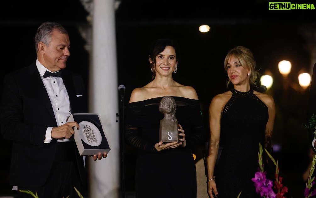 Isabel Díaz Ayuso - 50.8K Likes - Gracias, #Sevilla. Ha sido un honor este reconocimiento de los Premios Escaparate. 

Sevilla es la ciudad de la generosidad, el estilo, el buen gusto y el saber que la vida está hecha de alegría, esfuerzo, inteligencia.

Por todo lo bueno que hemos heredado los españoles.

Enhorabuena @niebladeltoro por esta magnífica celebración, cita imprescindible en la ciudad.

@patriciabaronbarbadillo