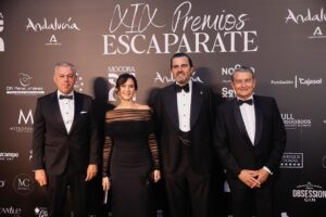 Isabel Díaz Ayuso Instagram - Gracias, #Sevilla. Ha sido un honor este reconocimiento de los Premios Escaparate.
Sevilla es la ciudad de la generosidad, el estilo, el buen gusto y el saber que la vida está hecha de alegría, esfuerzo, inteligencia.
Por todo lo bueno que hemos heredado los españoles.
Enhorabuena @niebladeltoro por esta magnífica celebración, cita imprescindible en la ciudad.
@patriciabaronbarbadillo