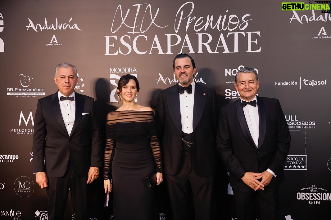 Isabel Díaz Ayuso - 50.8K Likes - Gracias, #Sevilla. Ha sido un honor este reconocimiento de los Premios Escaparate. 

Sevilla es la ciudad de la generosidad, el estilo, el buen gusto y el saber que la vida está hecha de alegría, esfuerzo, inteligencia.

Por todo lo bueno que hemos heredado los españoles.

Enhorabuena @niebladeltoro por esta magnífica celebración, cita imprescindible en la ciudad.

@patriciabaronbarbadillo