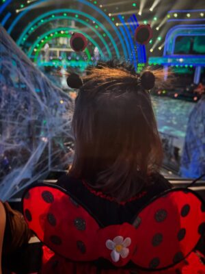 Janette Manrara Instagram - There was a cute little lady bug 🐞 flying around @bbcstrictly yesterday during rehearsals for what I think was one of THE BEST #Halloween shows we’ve ever had. Visiting #Strictly on Halloween has become a bit of a tradition for Lyra. We’ll see you again next year! 🎃