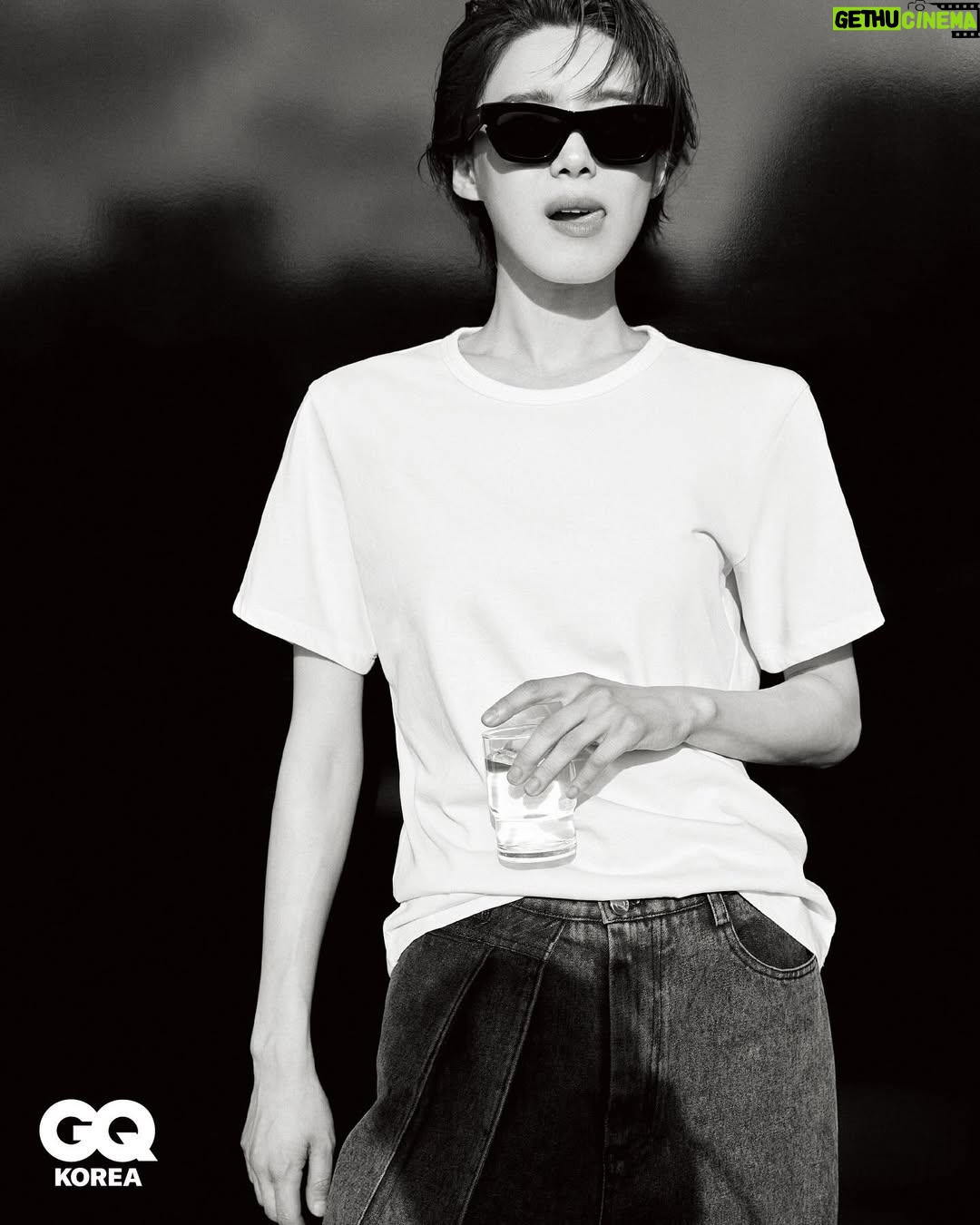 Jang Do-yeon - 44.3K Likes - 새로이 빚어졌거나, 또는 미처 몰랐던 장도연의 장면들. 그리고 ‘좋은 영화’ 목록에 꽂아두고 자꾸 재생하고 싶은 슴슴하고 앙증맞고 짙은 장도연의 이야기를 <지큐> 7월호, gqkorea.co.kr에 담았습니다. 
-
@jang.doyoun #JANGDOYOUN #장도연 #너의나라 #장도바리바리 #GQKOREA 
-
FEATURE EDITOR 전희란 
PHOTOGRAPHER 장기평 @keep_young 
STYLIST 박선영 @fotodud 
HAIR 안혜수 @ineedsoo
MAKE-UP 강미 at 그린 @gmavec