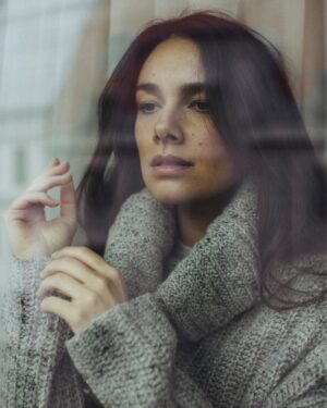Janina Uhse Instagram - Der Herbst war für mich immer ein Abschied.
Vom Licht, von der Leichtigkeit, von allem, was nach Sommer roch.
Ich wollte jedes Jahr einfach nur weg.

Dieses Jahr ist ähnlich aber dennoch etwas anders.
Seit ich sehe, wie mein Kind auf diese Jahreszeit reagiert- wie er über fallende Blätter staunt, Kastanien sammelt,
plötzlich basteln will und Kuchen backen möchte –
bekommt der Herbst für mich eine neue, kleine Bedeutung.

Und nein, ich werde jetzt sicher kein Herbstmensch 🍁
…aber vielleicht finde ich ihn inzwischen ein kleines bisschen erträglicher. 😄

Was für ein Team seid ? ☀️🍂❄️🌱?