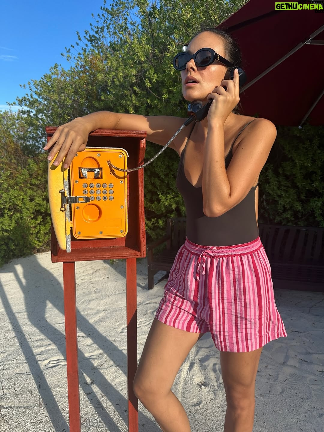 Janina Uhse - 7.3K Likes - Robinson Uhso auf der Suche nach dem perfekten Urlaubsbild 🌴☀️🕵️‍♀️