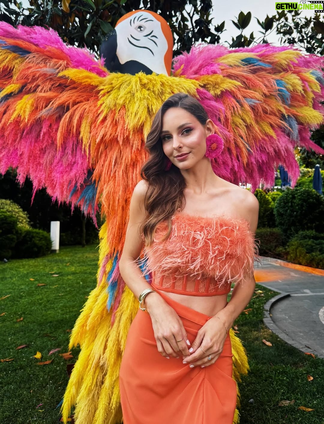 Jessica May - 19.8K Likes - Bugün İstanbul’da Rio Karnavalı rüzgarlı esti. 💚💛💙 
Bu unutulmaz akşam için @migros_tr ailesine teşekkür ederiz. 🪅

Bu güzel akşama hazırlanmam için yardımcı olan sevgili @barrus__official ailesine ve @essalonhairandbeauty ekibine ayrıca çok teşekkür ederim. İyi ki varsınız 🫶🏻❤️

Carnaval em Istambul 🎉

#seniniçinfestivali
#migrosseniniçin
#migrosileiyisin
#reklam #işbirliği
