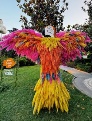 Jessica May Instagram - Bugün İstanbul’da Rio Karnavalı rüzgarlı esti. 💚💛💙 
Bu unutulmaz akşam için @migros_tr ailesine teşekkür ederiz. 🪅

Bu güzel akşama hazırlanmam için yardımcı olan sevgili @barrus__official ailesine ve @essalonhairandbeauty ekibine ayrıca çok teşekkür ederim. İyi ki varsınız 🫶🏻❤️

Carnaval em Istambul 🎉

#seniniçinfestivali
#migrosseniniçin
#migrosileiyisin
#reklam #işbirliği