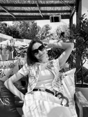 Jessica May Instagram - Sezonun ilk keteni giyildiğine göre resmi olarak yaz sezonu açılmıştır ☀️❤️ 

#davet #summer
